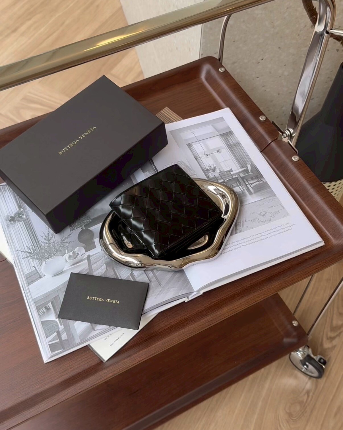 BV｜油蠟編織內八卡雙折短夾 黑色