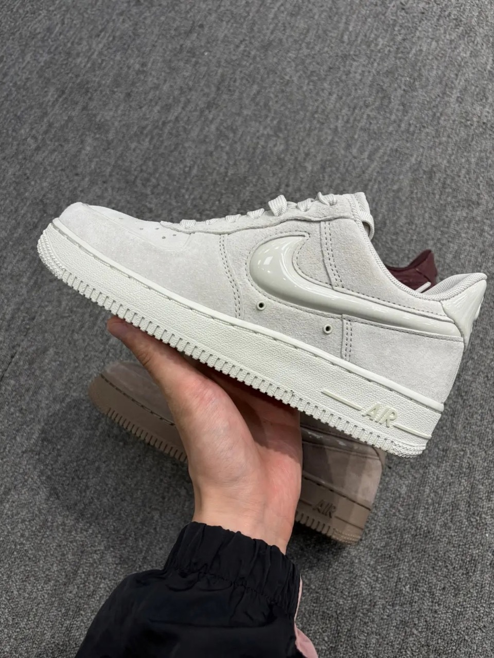 NIKE AIR FORCE 1 AF1 奶油白灰 米灰 絨面 女鞋 HV4406-001 / 預購