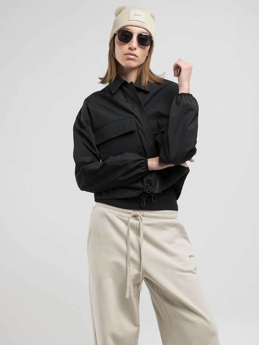 黑色短版大口袋外套