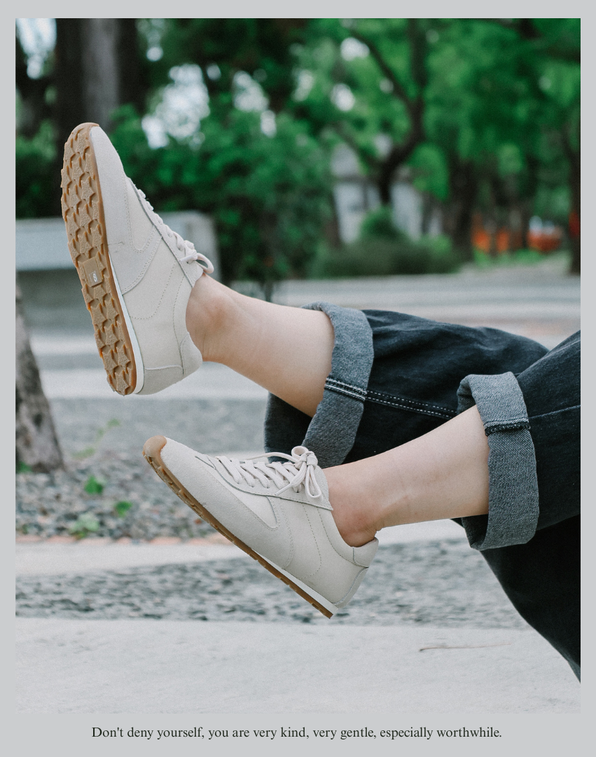 Sanly Joy 伊登復古休閒鞋燕麥奶霜色特寫照。以柔和奶霜色鞋面搭配復古橡膠齒狀鞋底，細節呈現自然質感與輕盈舒適的穿搭風格。