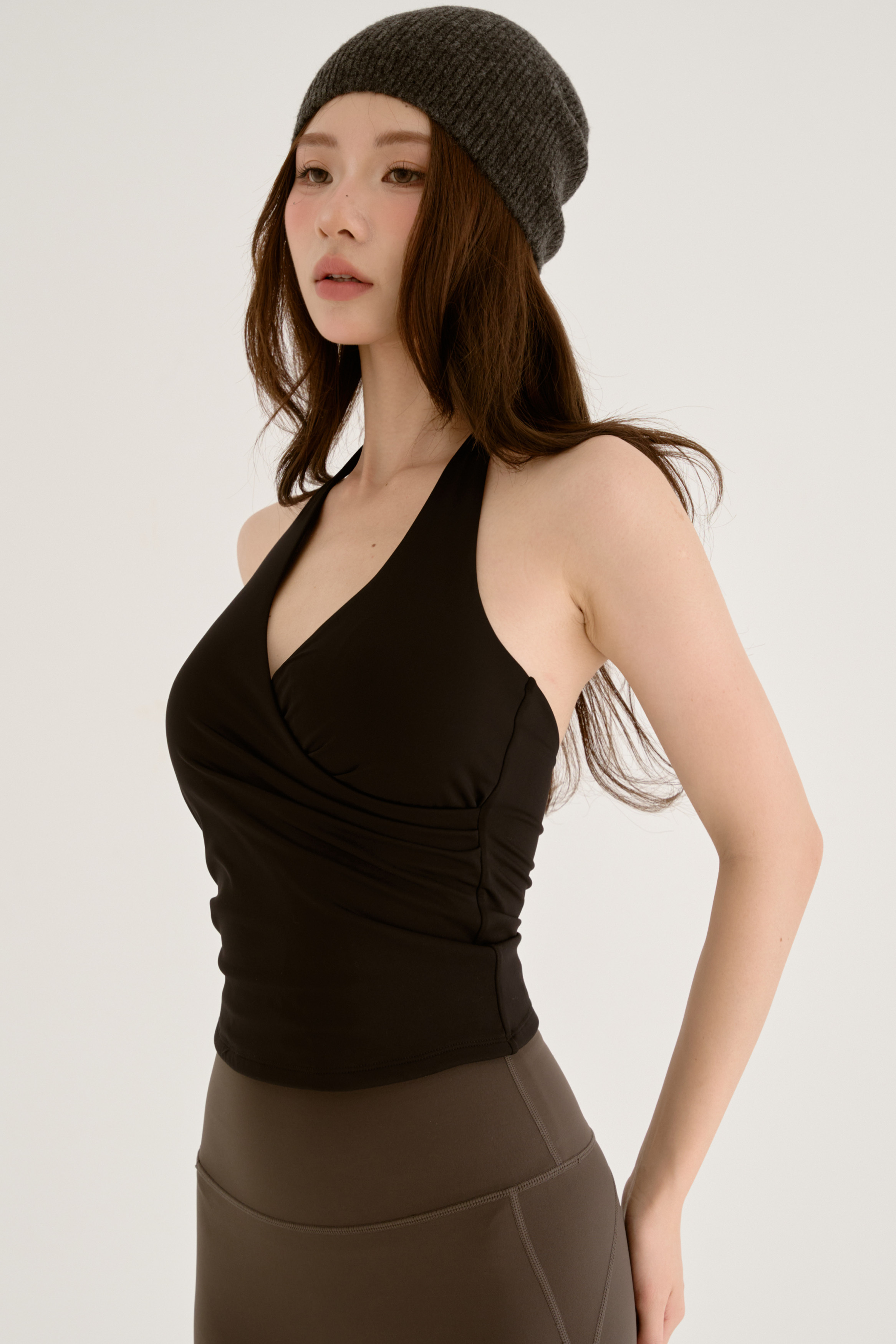 Céla修身雙包覆 繞頸運動背心 / 黑