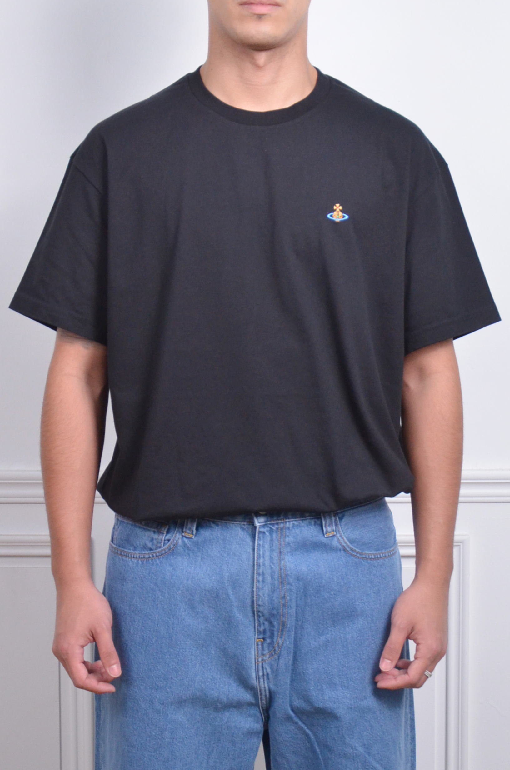 Vivienne Westwood 刺繡星球小LOGO短袖-黑白兩色【3G010036J001M】