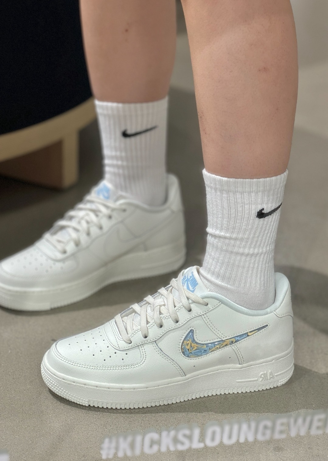 Nike Air Force 1 LV8 藍黃小勾勾