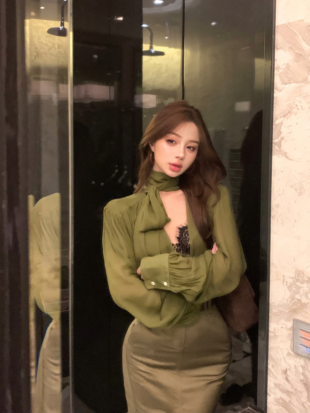 高級綠 V領飄帶襯衫+高腰鉛筆裙(2件組)