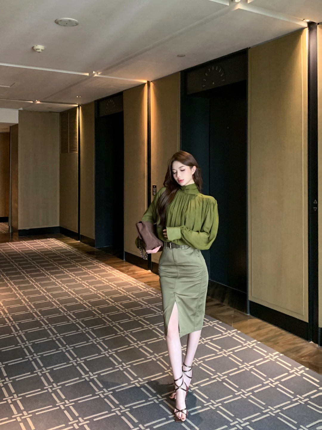 高級綠 V領飄帶襯衫+高腰鉛筆裙(2件組)