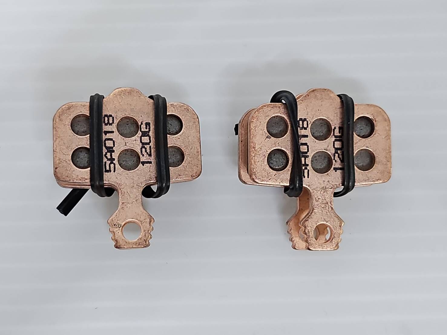 (4輪份) 原廠散裝 SRAM AXS 12速碟煞來令片 銅色背板 樹脂來令片 鋼材背板 RED FORCE RIVAL 12S都適用 00.5318.024.001 銅色 下雨天用的金屬來令雨中制動力強