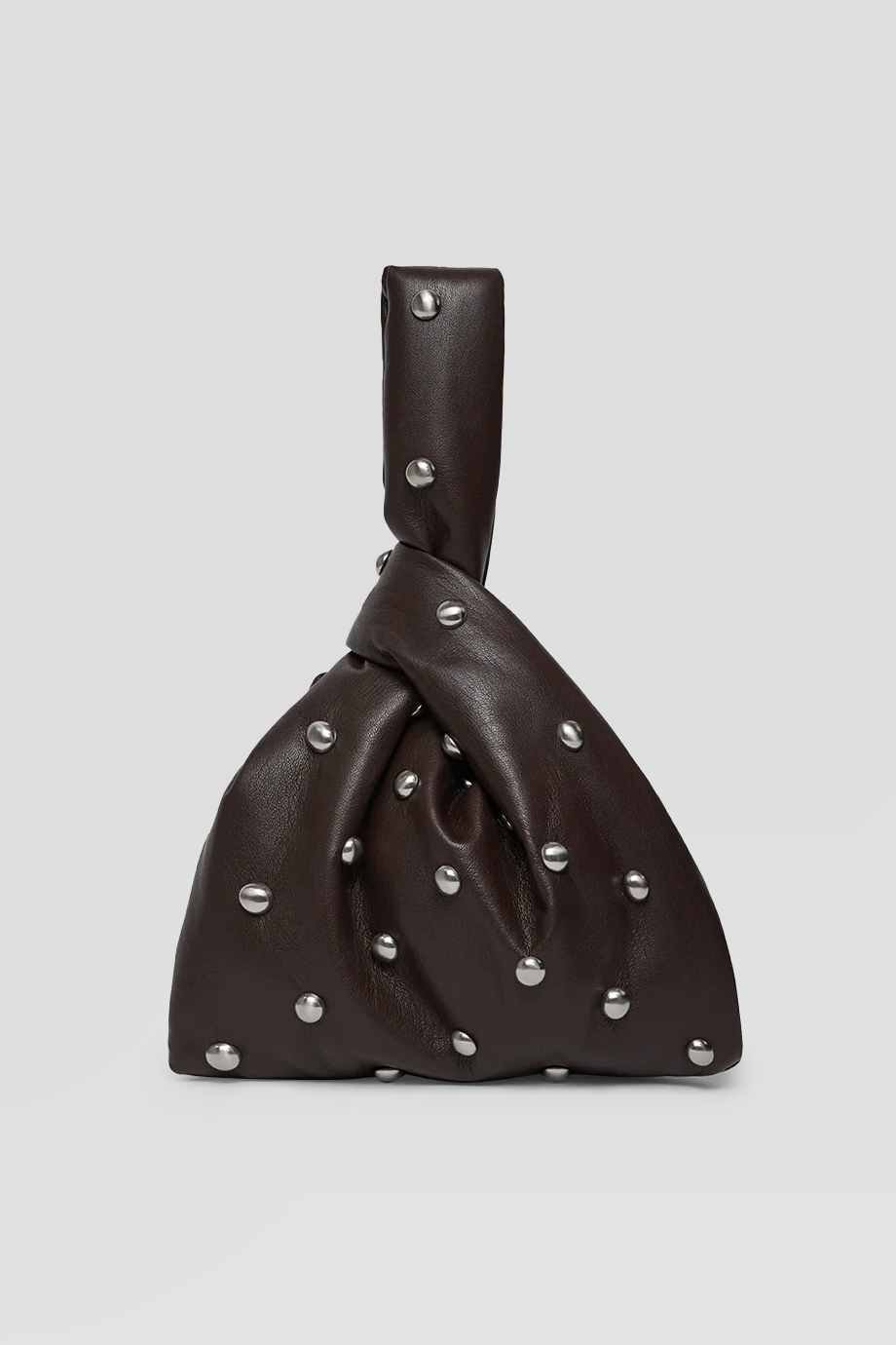 Nanushka｜JEN MINI 素皮革飾釘三角手拿包