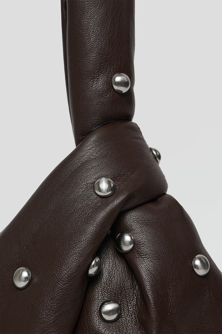 Nanushka｜JEN MINI 素皮革飾釘三角手拿包