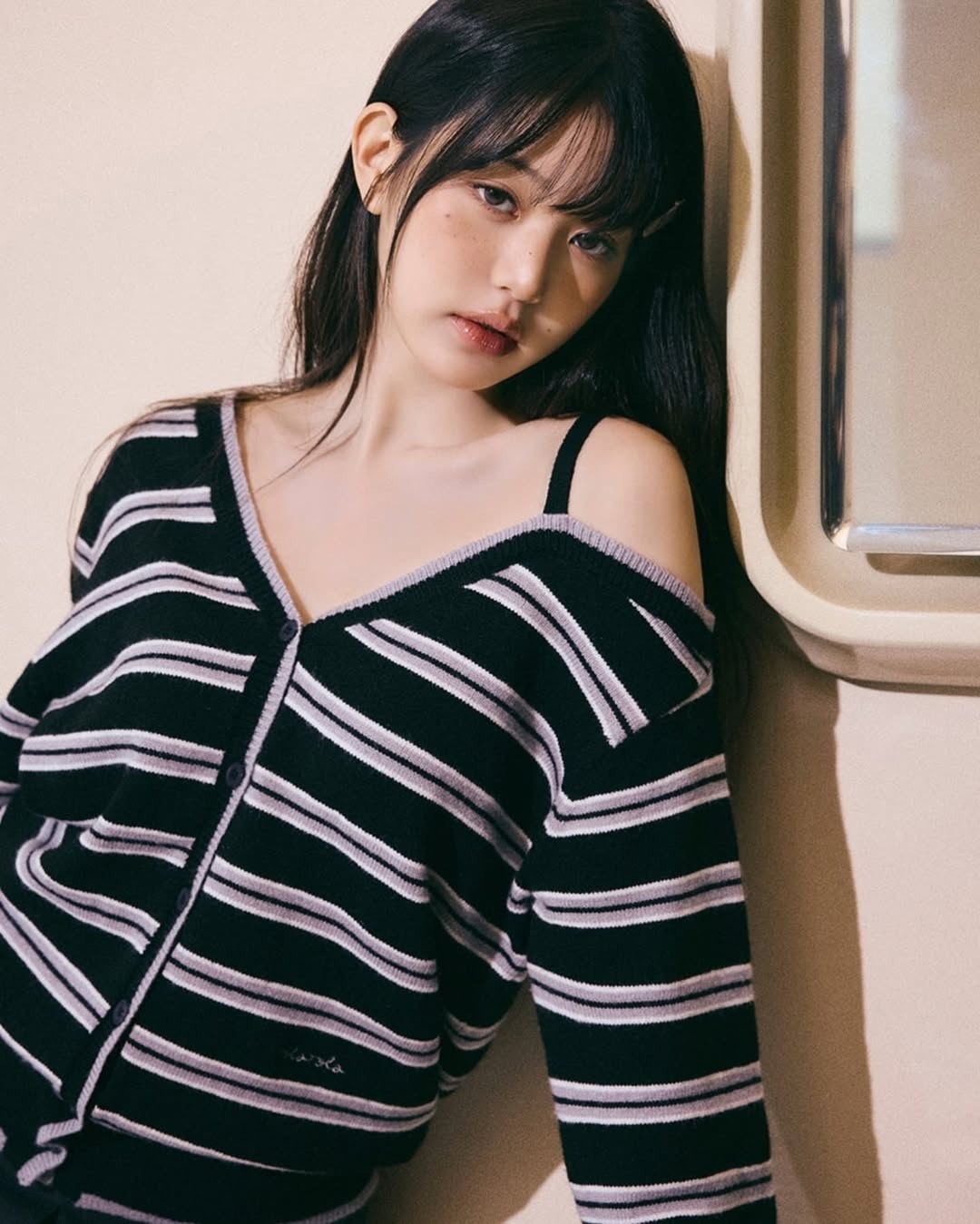 【現貨】張員瑛同款 rolarola 斜肩 針織 長袖 刺繡Logo 條紋 開襟衫