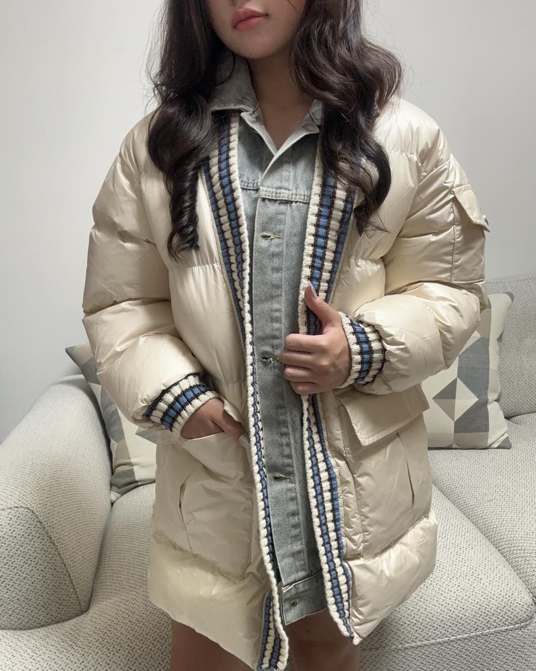 【質感牛仔拼接針織滾邊長版外套】（現貨)