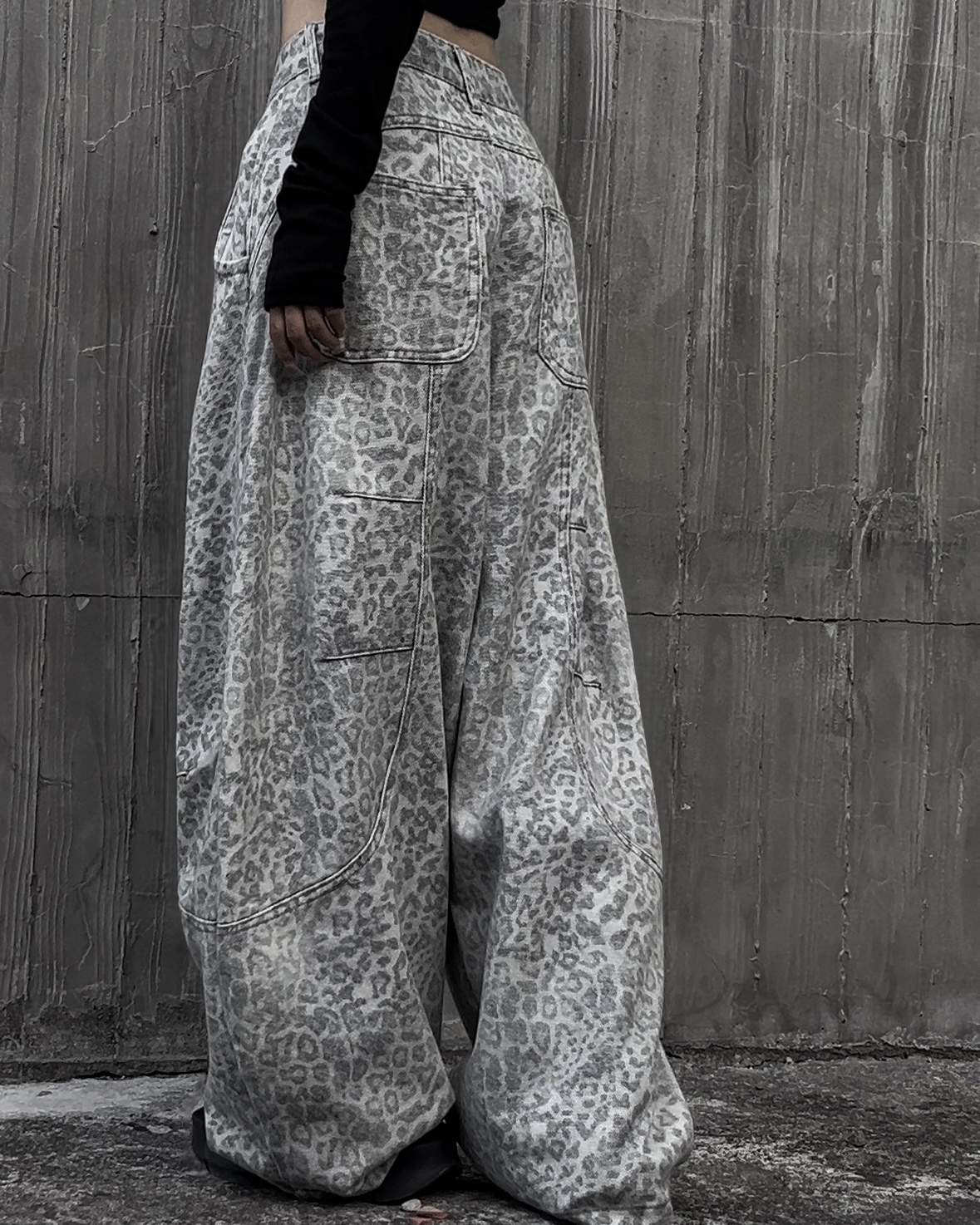 Oct【10.30 PM18:00】版型巨好 閉眼衝! ‘灰白豹紋’ 廓形彎刀褲