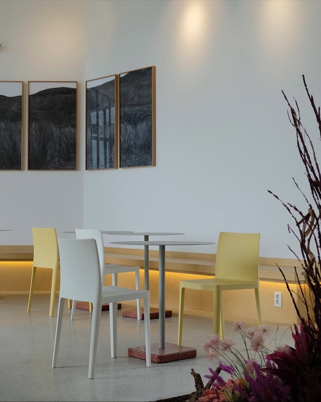 韓國HAY咖啡聽角落的 黃白色系 HAY 椅子與簡約燈具