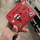 [S] KARL LAGERFELD ADMIRAL RED L5GNO6EI-ADJ SMALL ZIP WALLET WITH PINS, 198913917178 (SKL1391)