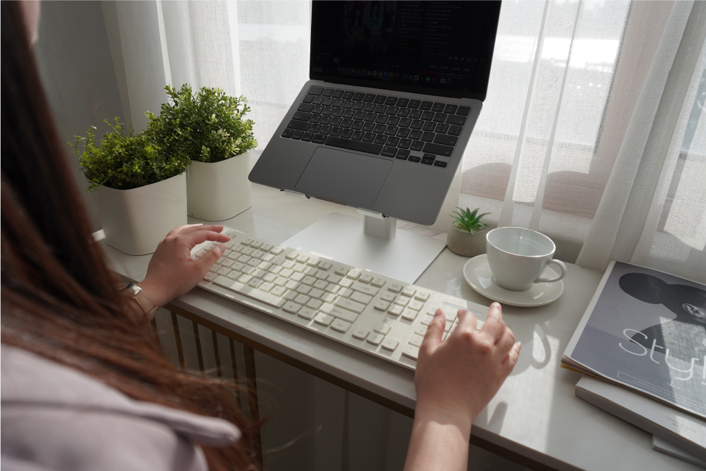 頑皮鬼電腦支架;抬高視野、抬起好運