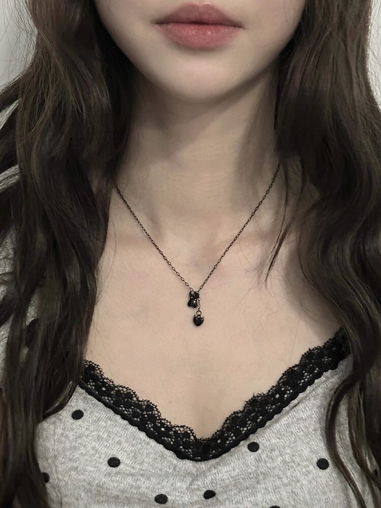 OFUSE BLACK RABBIT NECKLACE