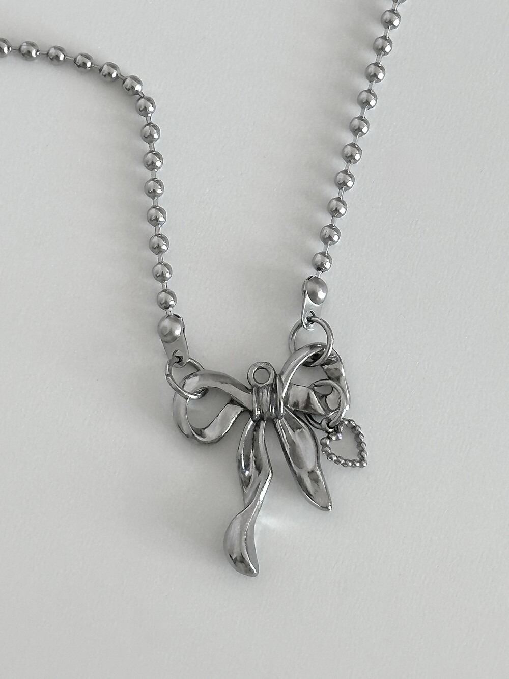 OFUSE RIBBON HEART CHOKER