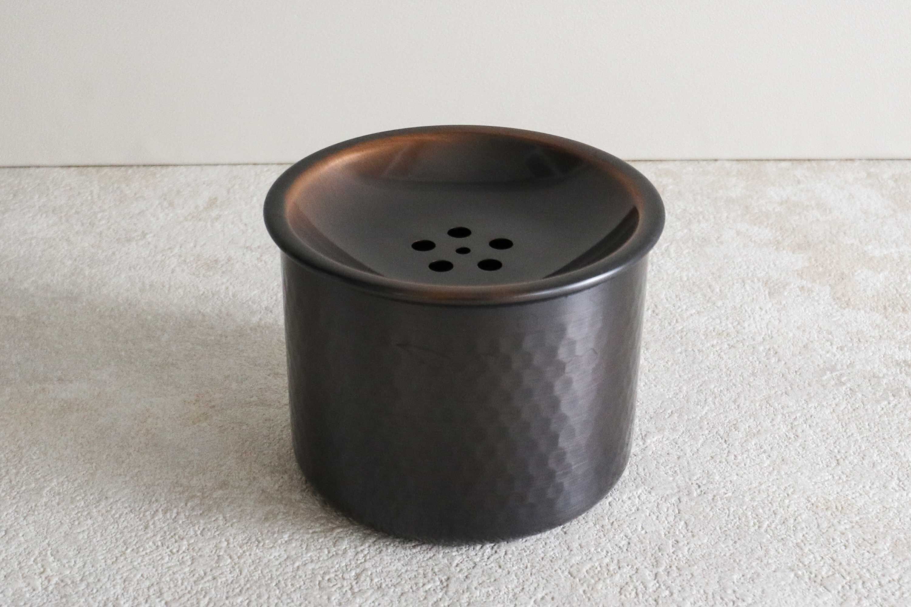 日本建水是用來作為泡茶過程中盛裝廢水的儲水器皿