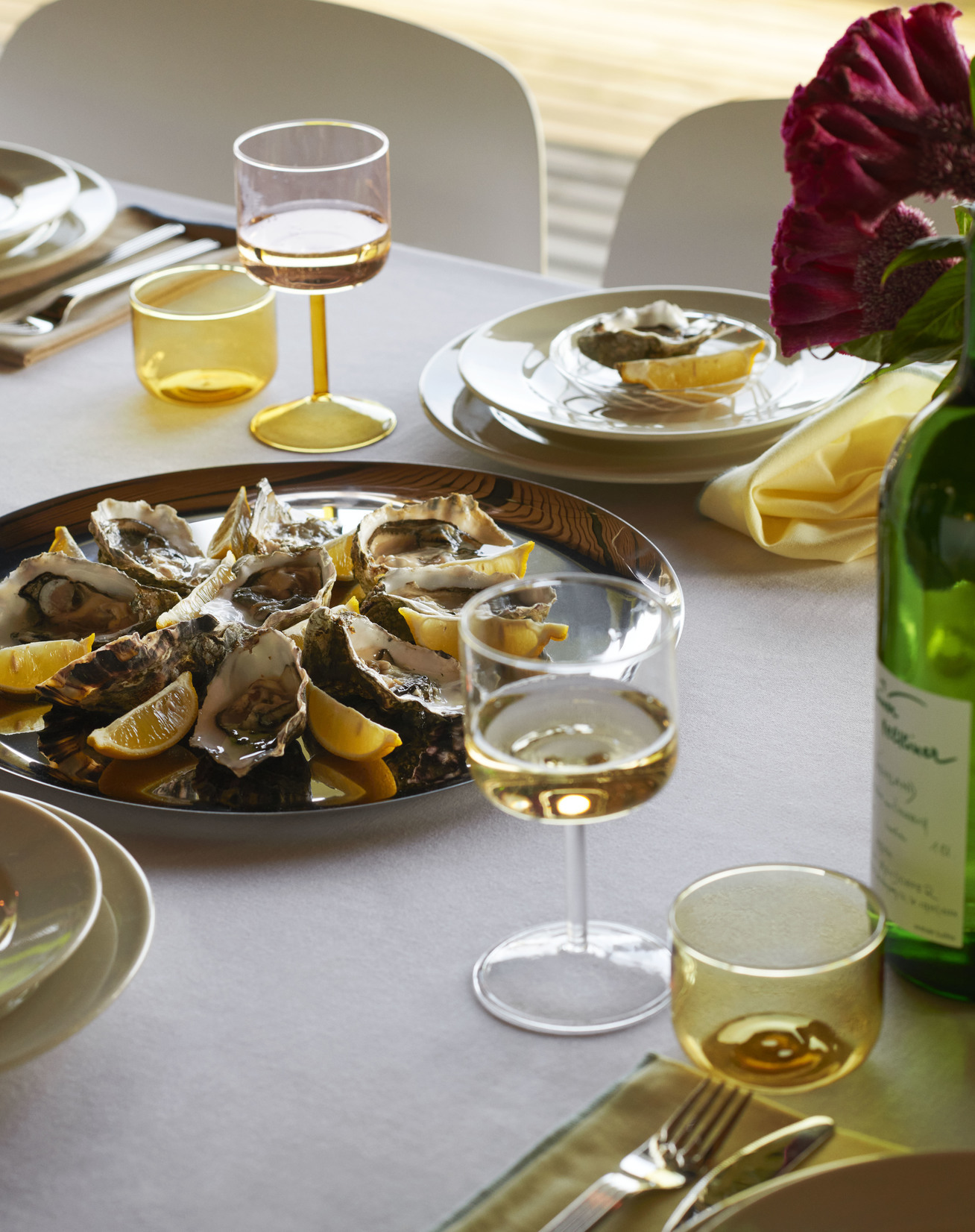 HAY Tint 系列玻璃杯在秋冬餐桌上的佈置，展現北歐設計的透明層次感