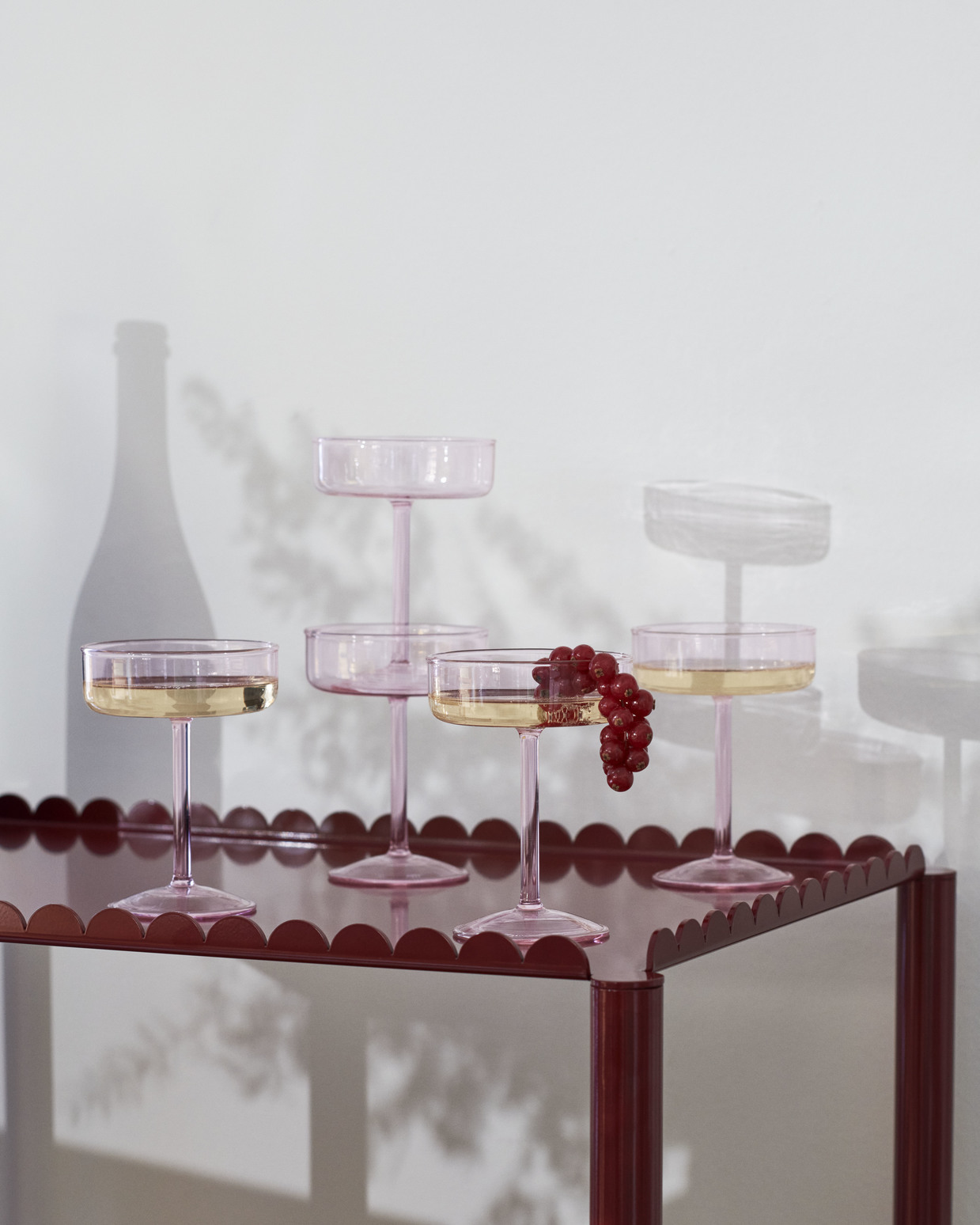 HAY Tint Coupe Glass 盛放冰淇淋與水果的甜點場景，展現生活美學