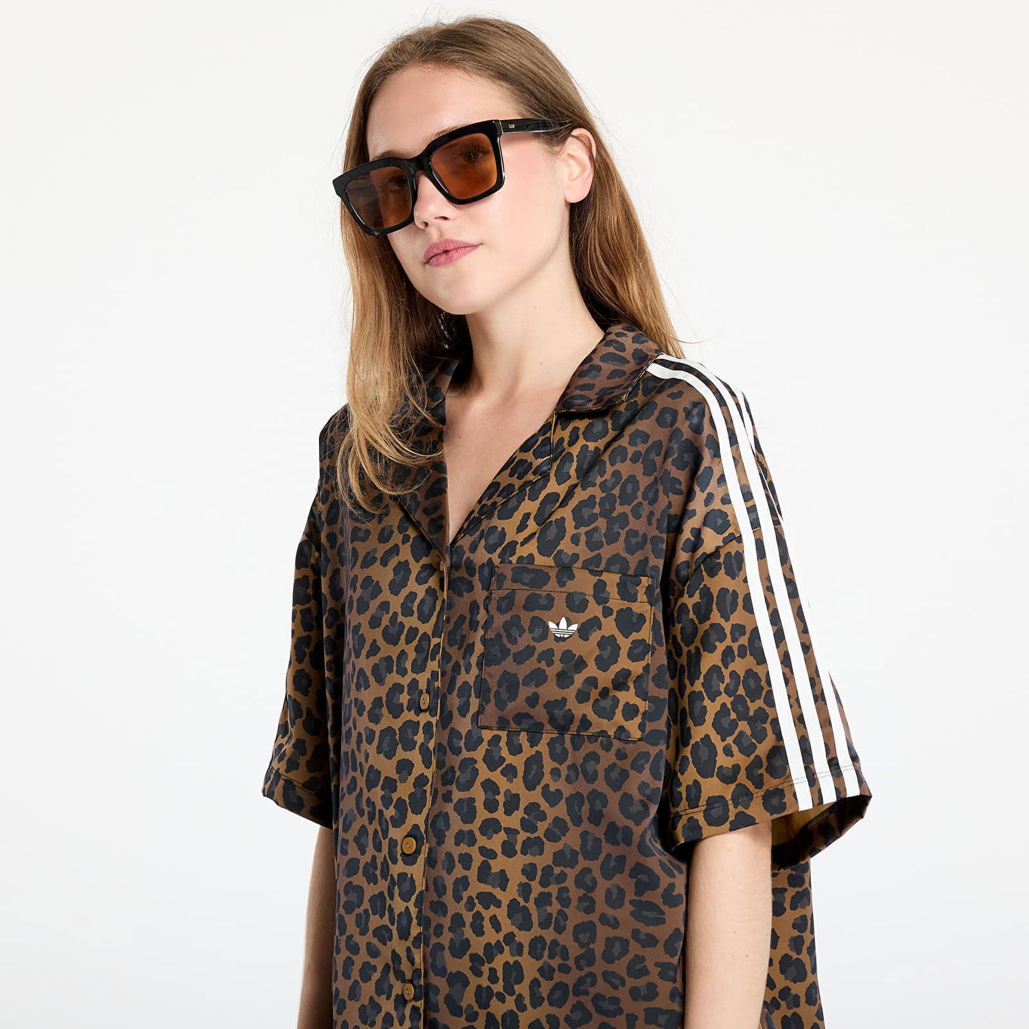 男女款 ADIDAS ORIGINALS 豹紋棕灰 寬鬆 緞布 三葉草 休閒 短TEE 襯衫【KA2678】ADLP