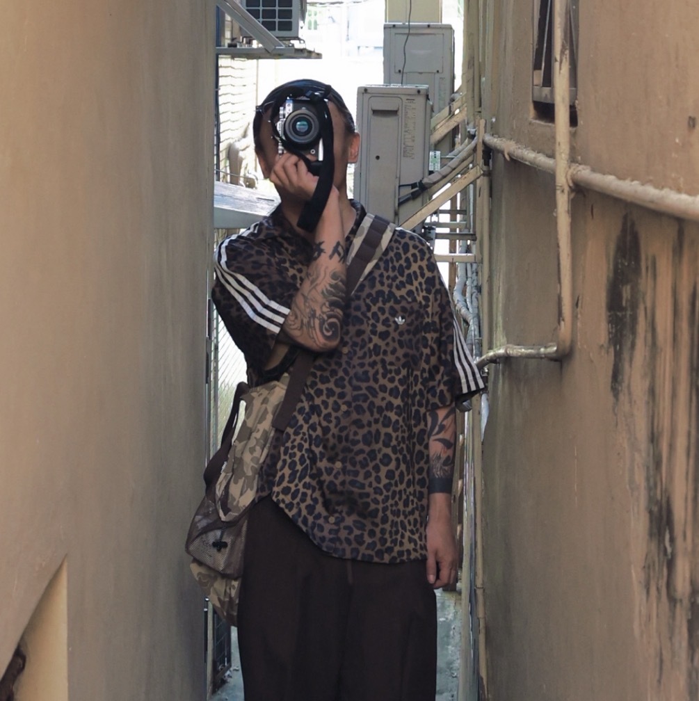 男女款 ADIDAS ORIGINALS 豹紋棕灰 寬鬆 緞布 三葉草 休閒 短TEE 襯衫【KA2678】ADLP