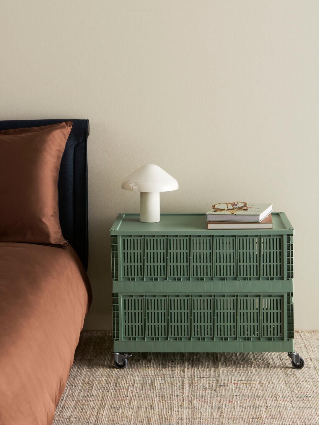 HAY Colour Crate 搭配蓋子與輪子，靈活床頭櫃