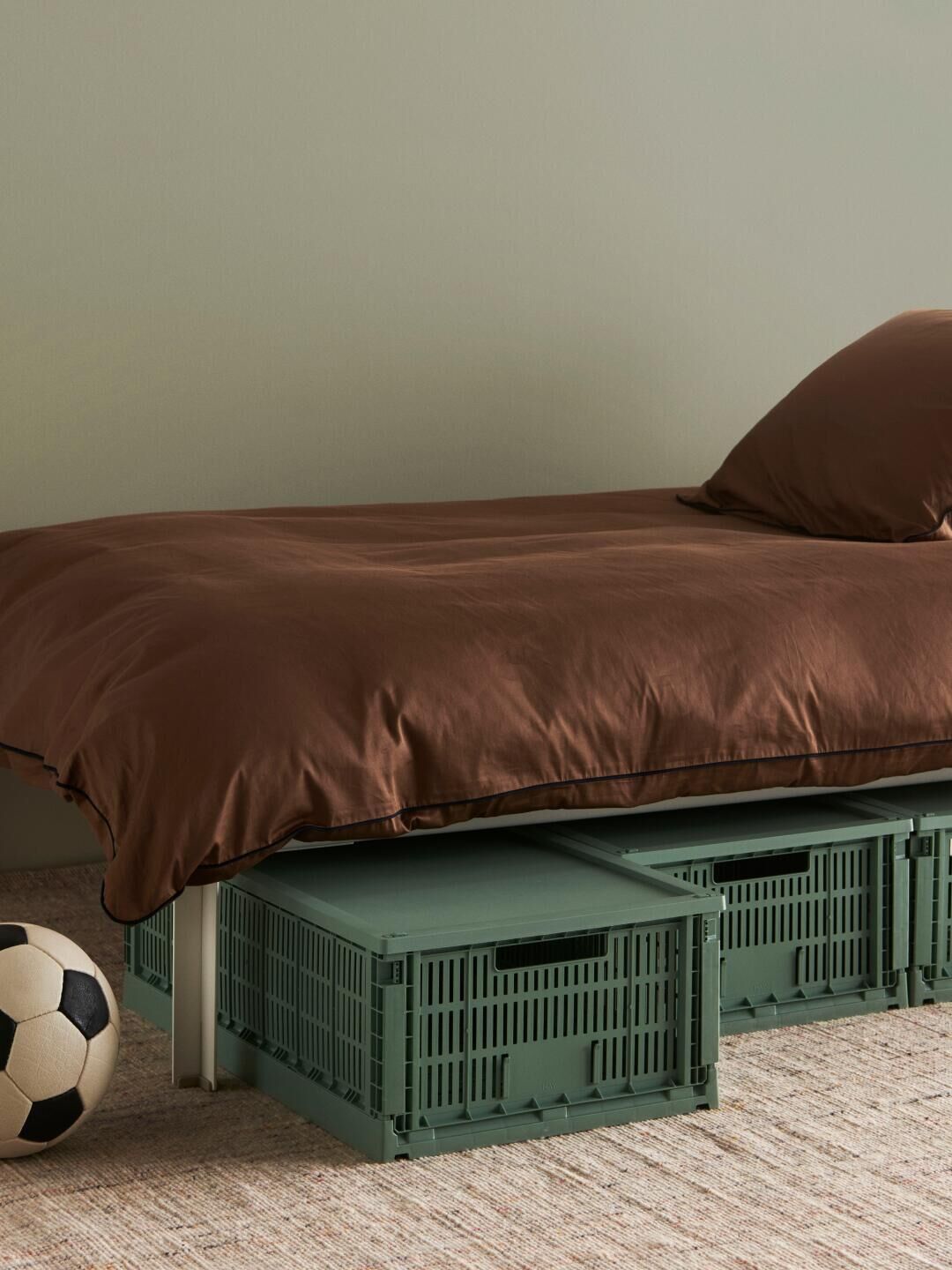 HAY Colour Crate 擺放於床下收納小物