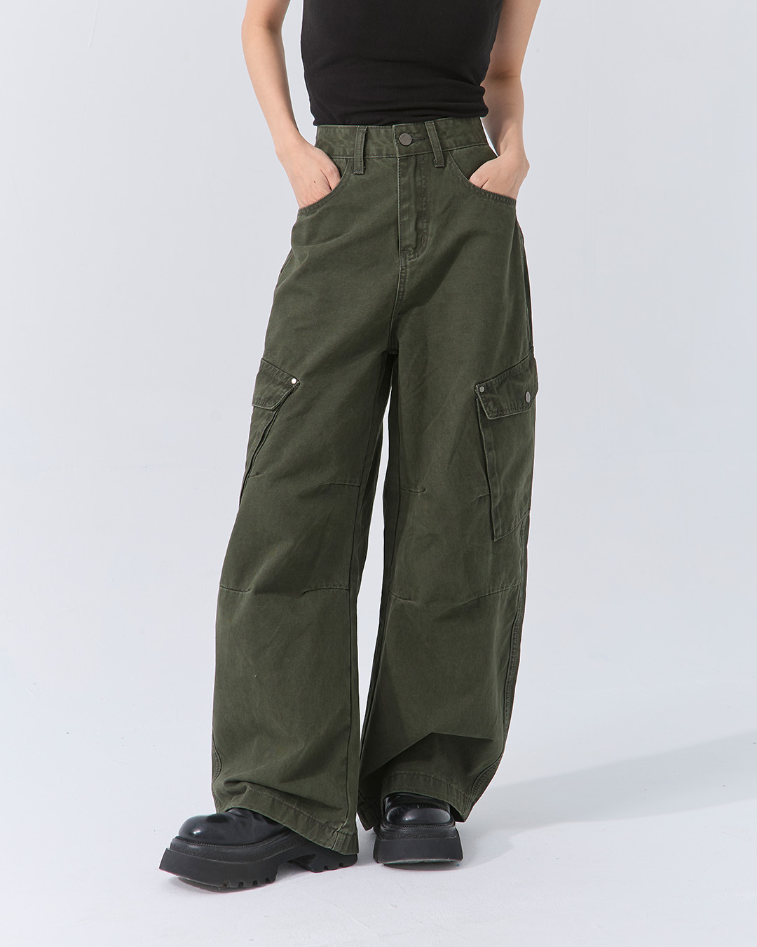 Cargo pants with large pockets and a scimitar design. Available in two colors: S/M/L【04102021】in stock+pre-order