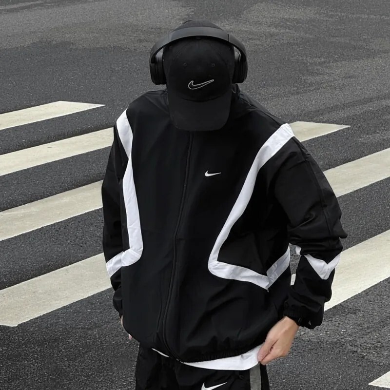 KTQ STORE ‧ Nike Icon logo 線條背後草寫 立領拉鍊 長袖 黑色 夾克 外套 FZ0249-010