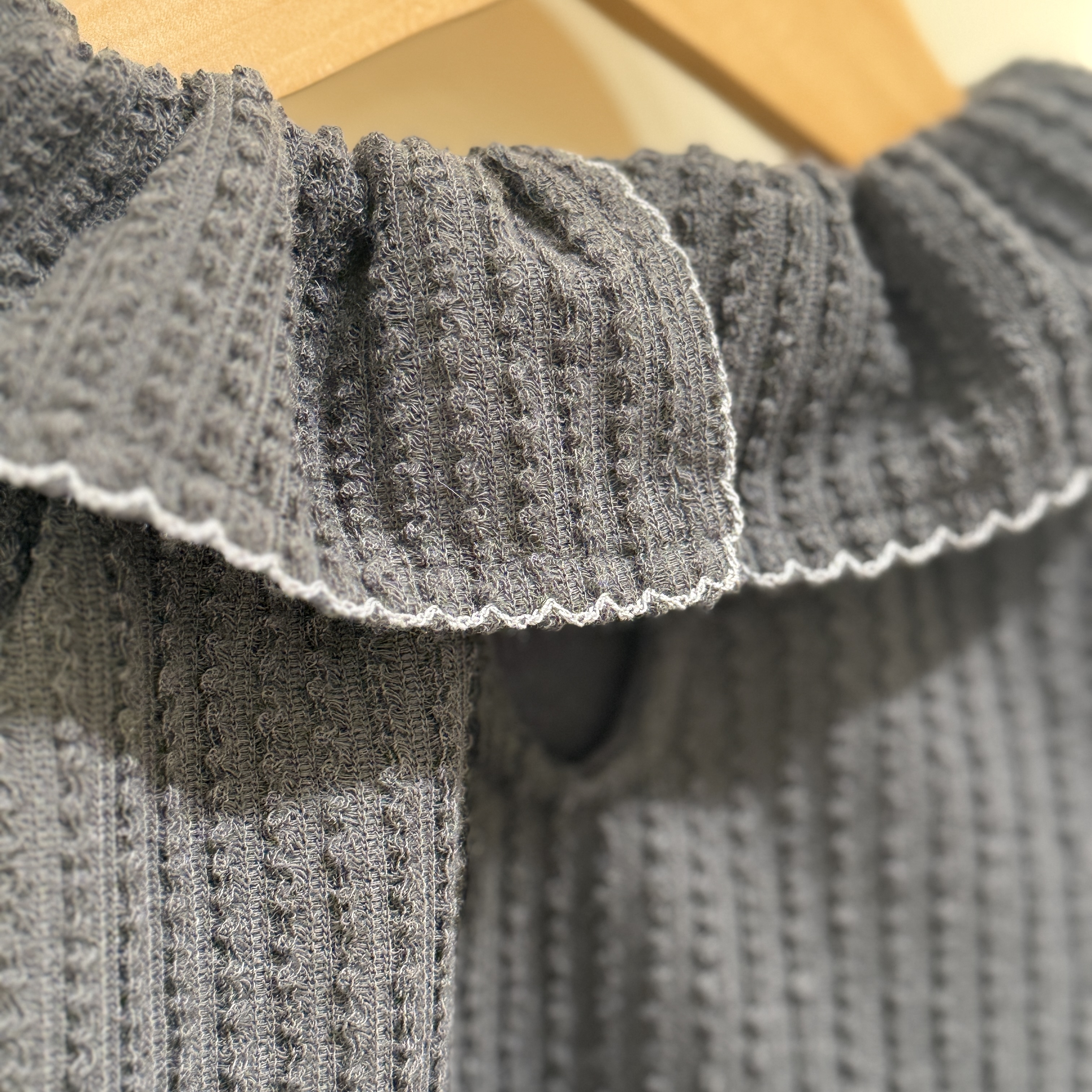 25秋 灰色娃娃領內搭上衣