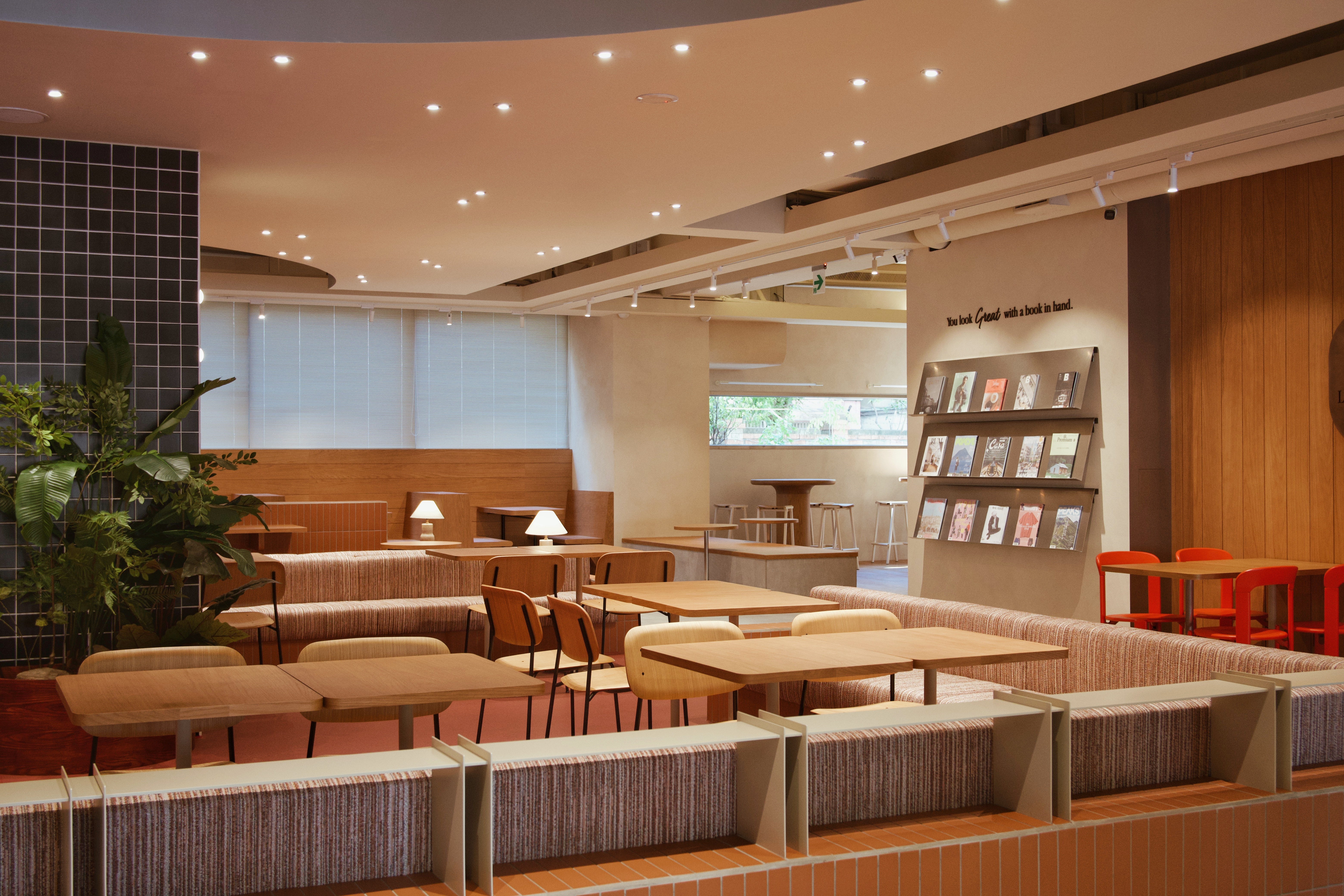 伯朗咖啡館科大店內HAY Result 椅座位區