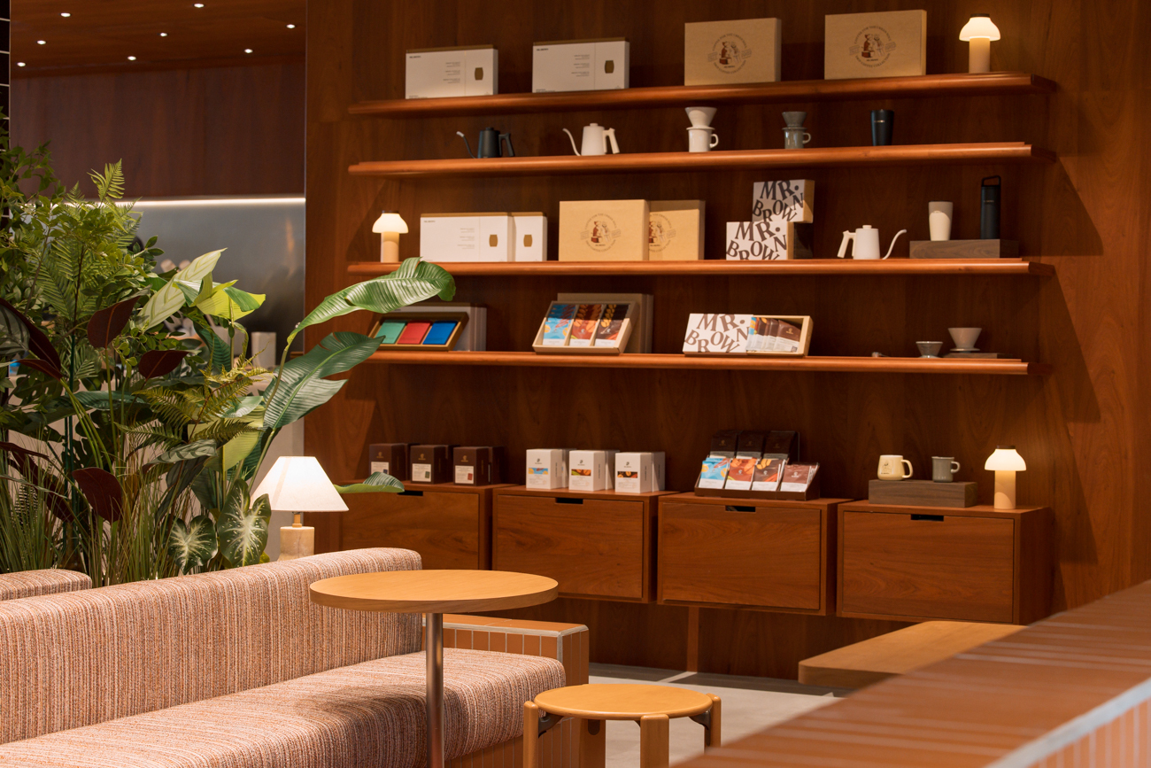 HAY PC Portable 與伯朗咖啡周邊商品擺放於伯朗咖啡層架上