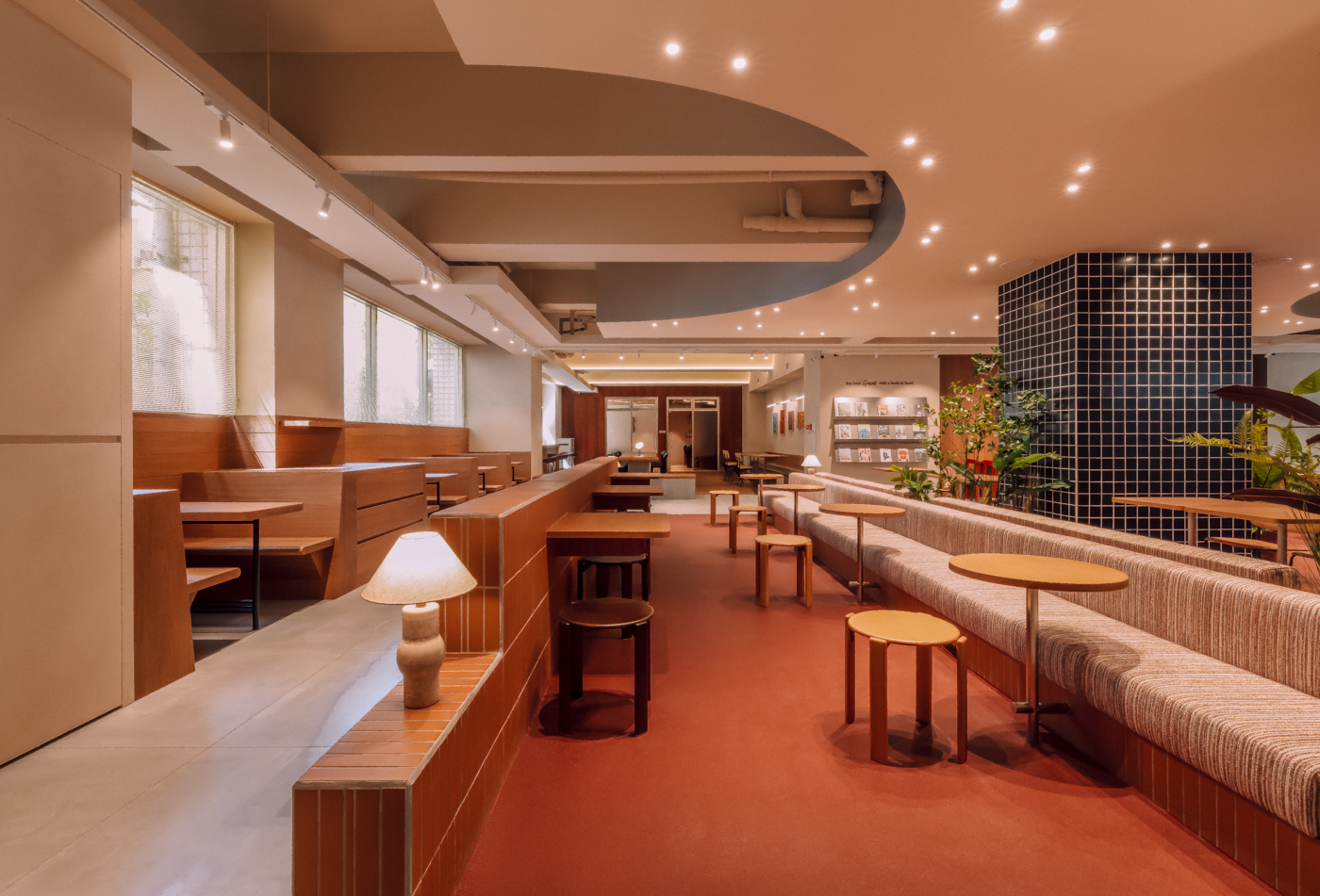 伯朗咖啡館科大店內 HAY 家具全景