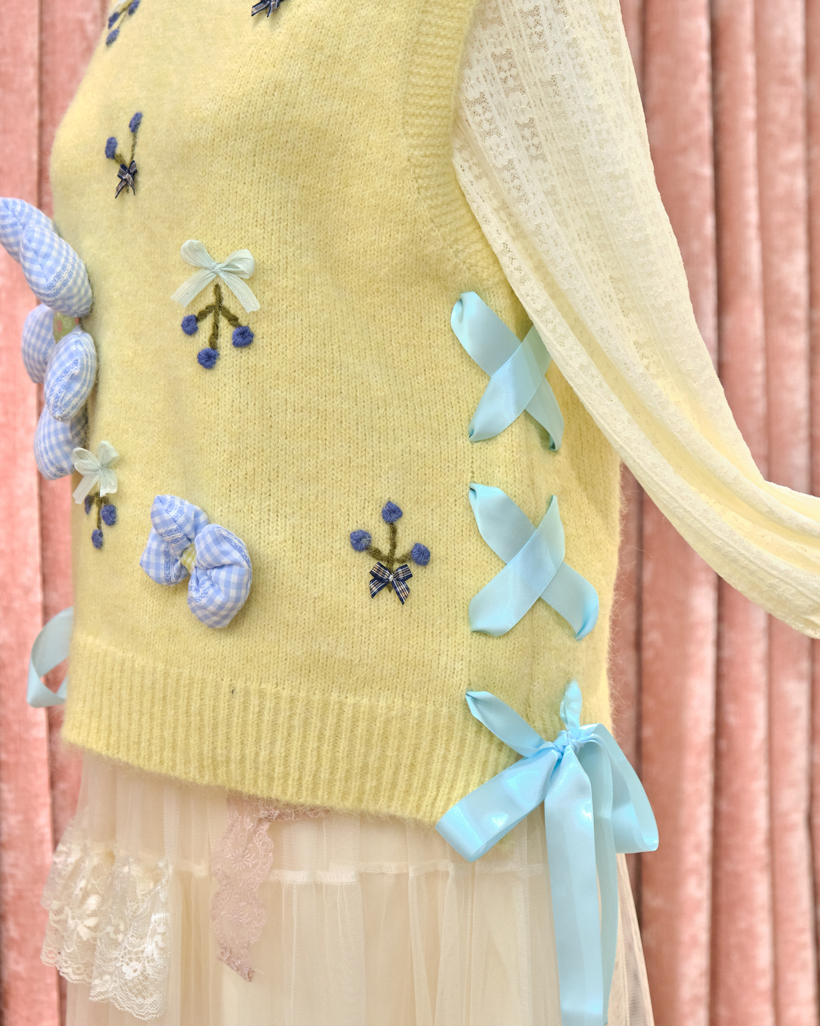 12897 Hand-Stitched Floral Lapel Knitted Vest Top