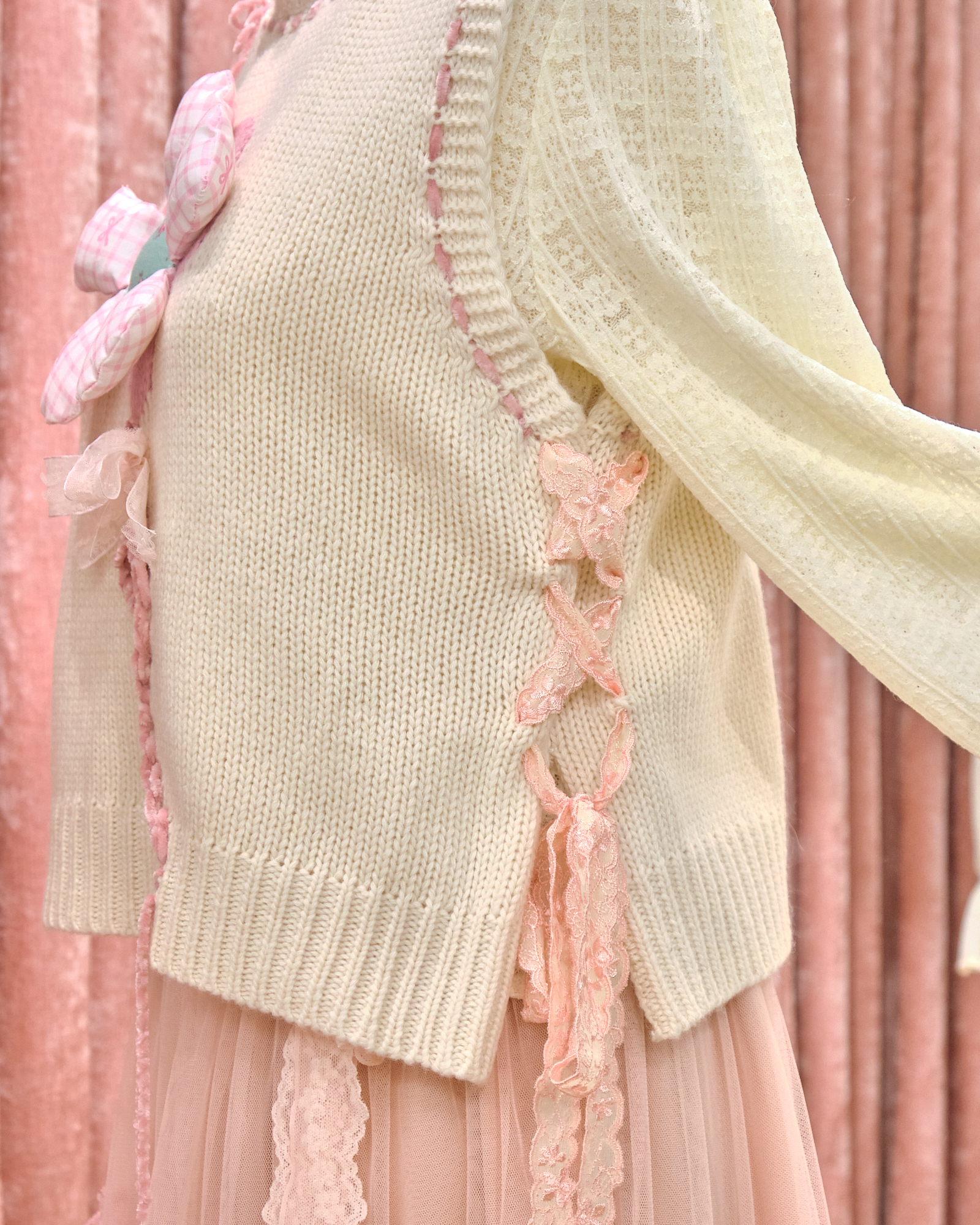 12892 Hand-Stitched Floral Lapel Knitted Vest Top