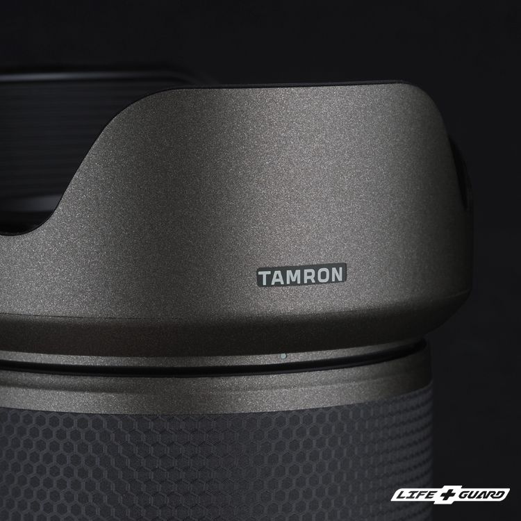 LIFE+GUARD TAMRON 18-300mm F3.5-6.3 貼膜遮光罩展示圖，LIFE+GUARD 霧鈦黑風格設計