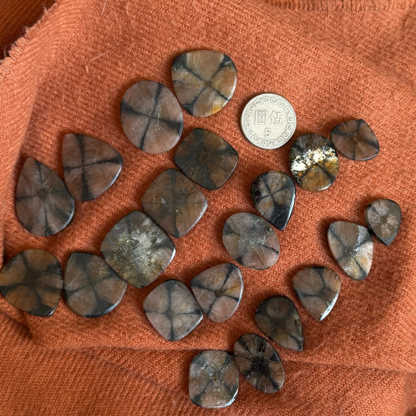 [原石] 空晶石 十字石 水晶墜面