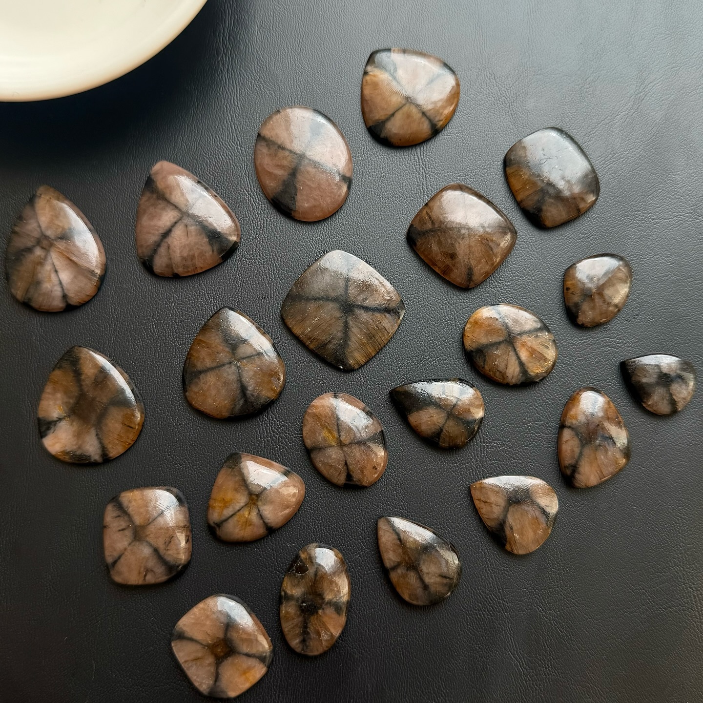 [原石] 空晶石 十字石 水晶墜面