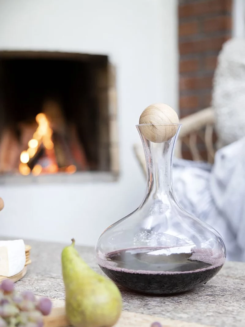 Sagaform-橡木球瓶塞醒酒器2L,北歐森林裡特有的橡木與視覺上較為剛硬的材料結合在一起