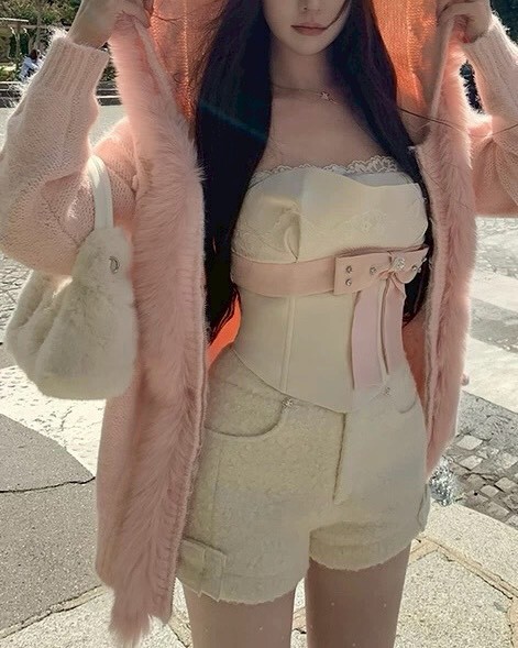 設計師家針織拼接皮草連帽外套+蝴蝶結平口上衣+小羔羊毛絨水鑽短褲