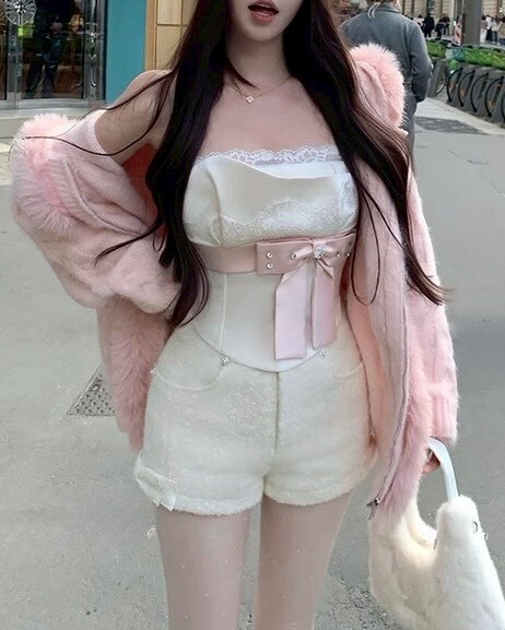 設計師家針織拼接皮草連帽外套+蝴蝶結平口上衣+小羔羊毛絨水鑽短褲