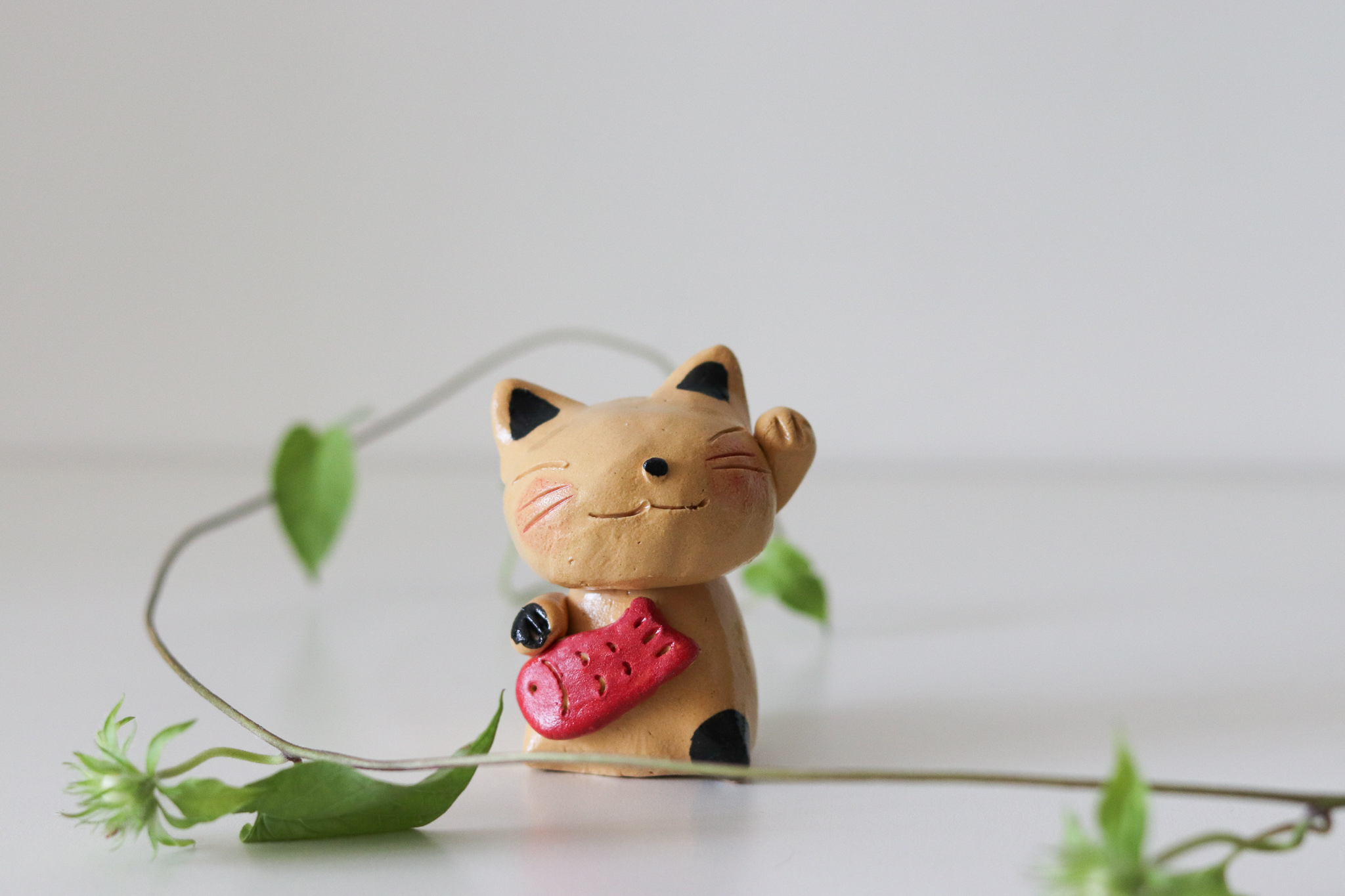 日本 舞陶館 手作 招財貓 貓抱鯛魚 陶瓷 擺飾