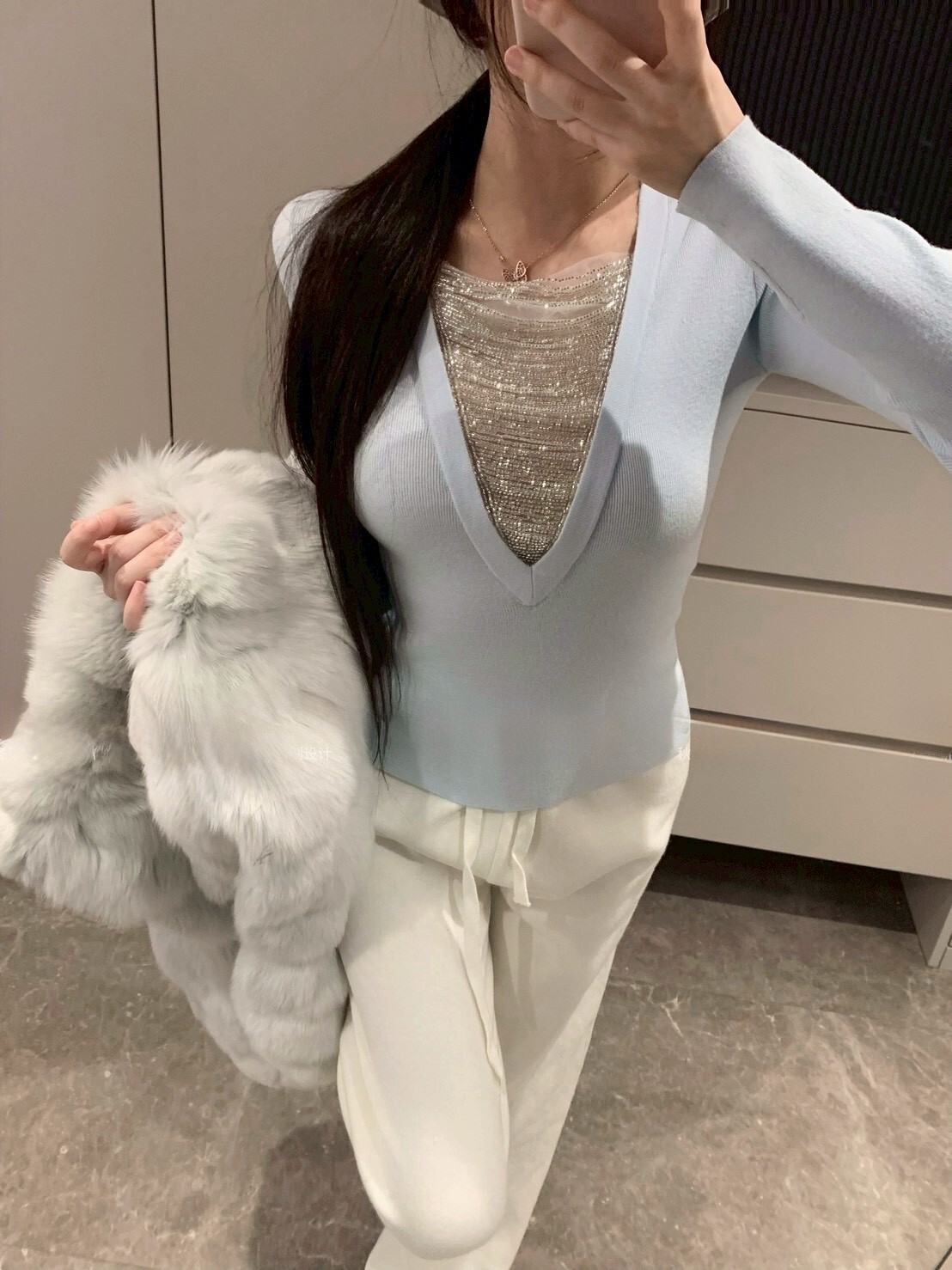 大V領領口鏈條設計長袖上衣