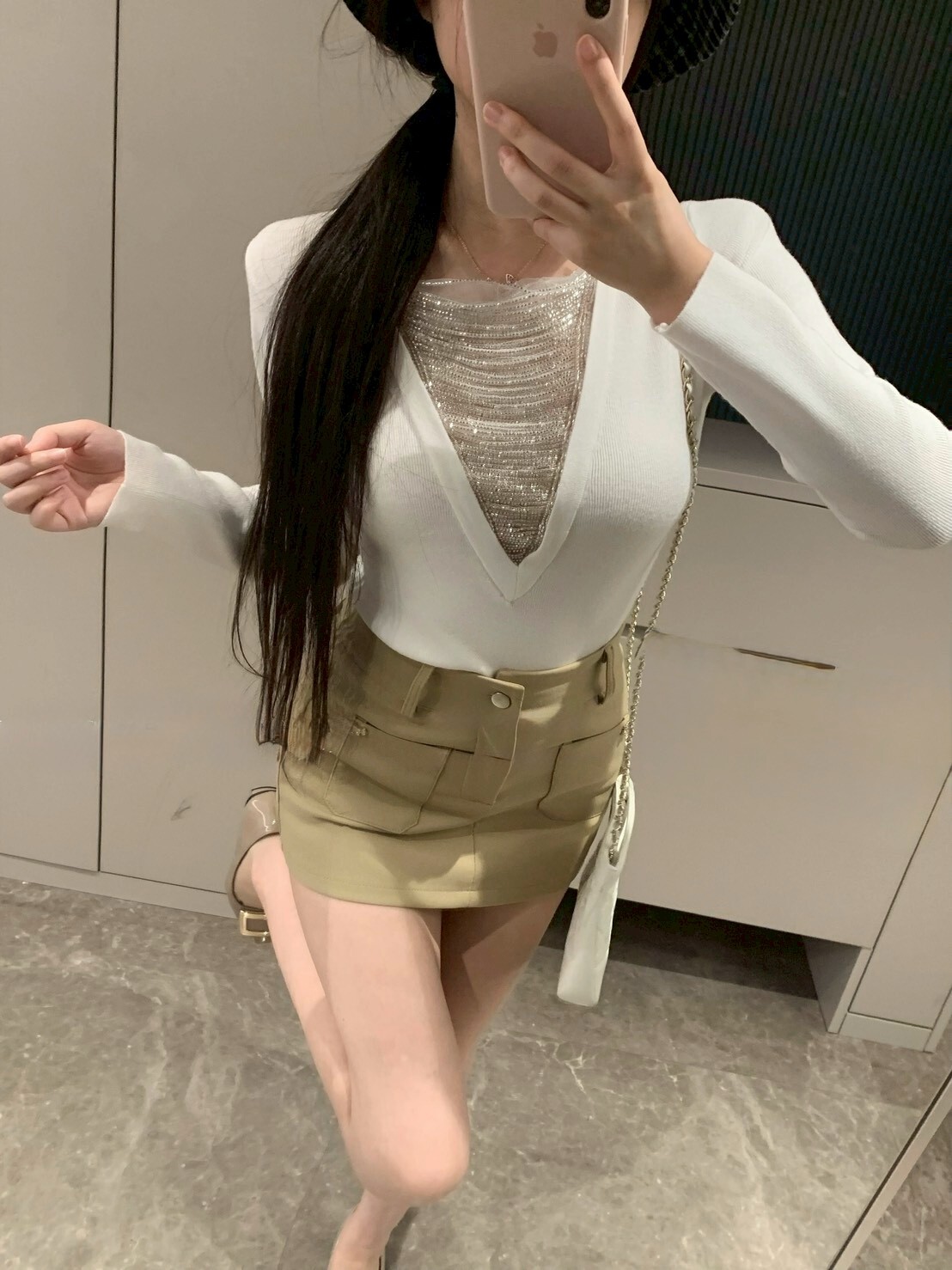 大V領領口鏈條設計長袖上衣