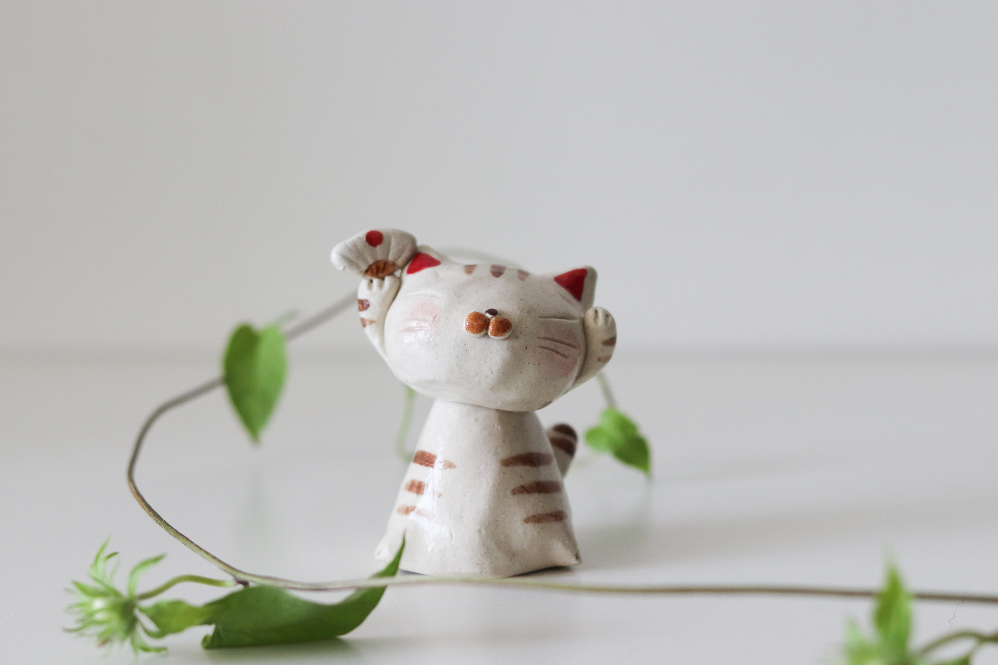 日本 舞陶館 手作 拿扇子虎斑貓 陶瓷 擺飾