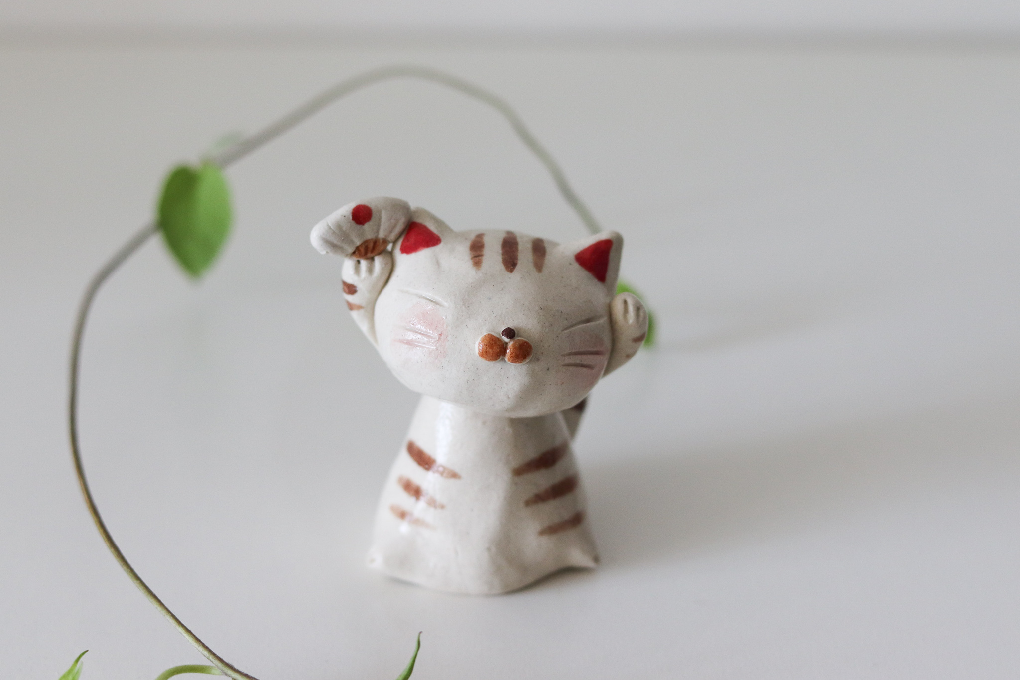 日本 舞陶館 手作 拿扇子虎斑貓 陶瓷 擺飾