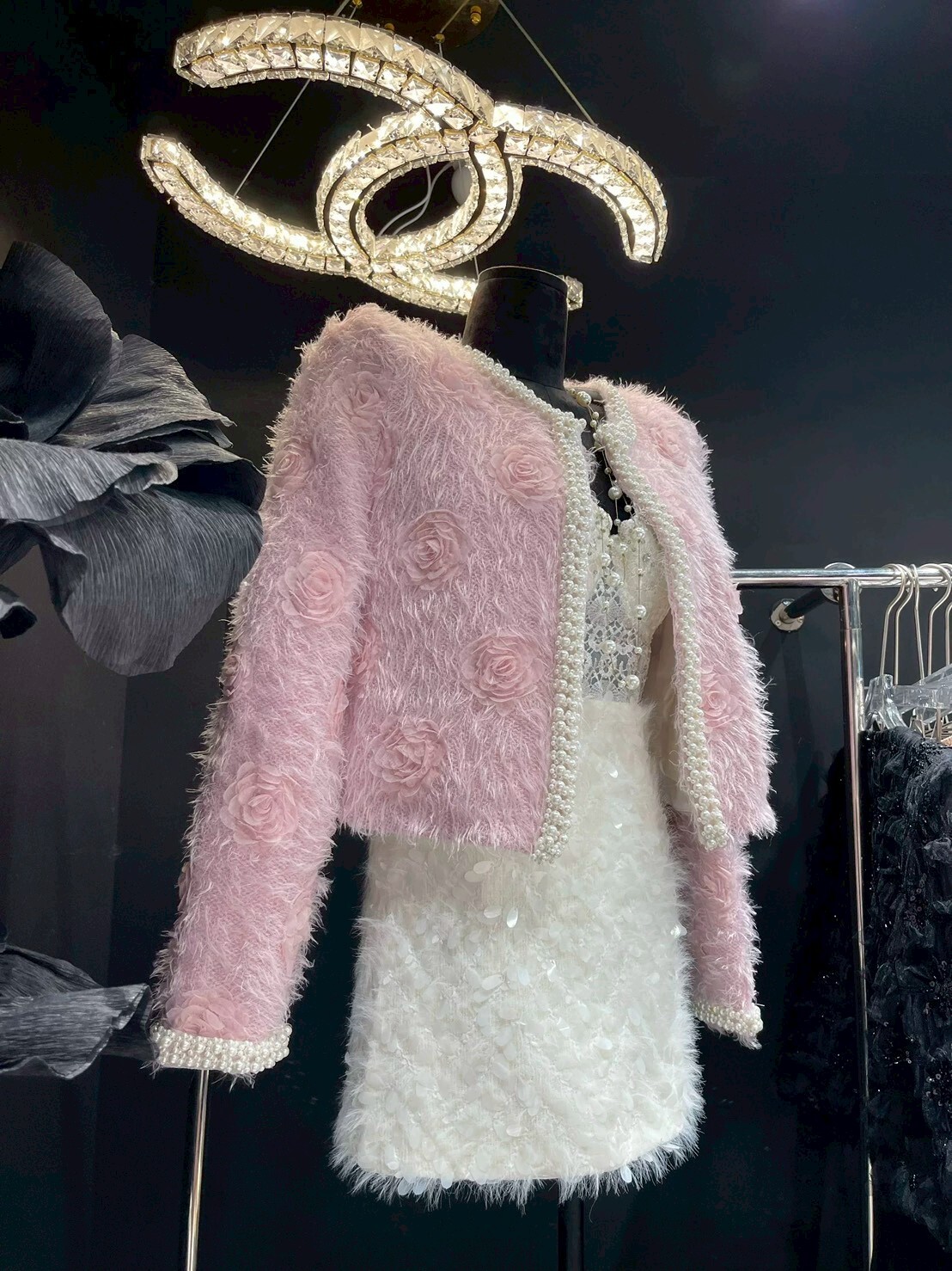 立體玫瑰鬚鬚毛邊條珍珠鋪棉外套