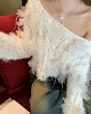 大圓領重工釘花朵鑽軟綿毛衣