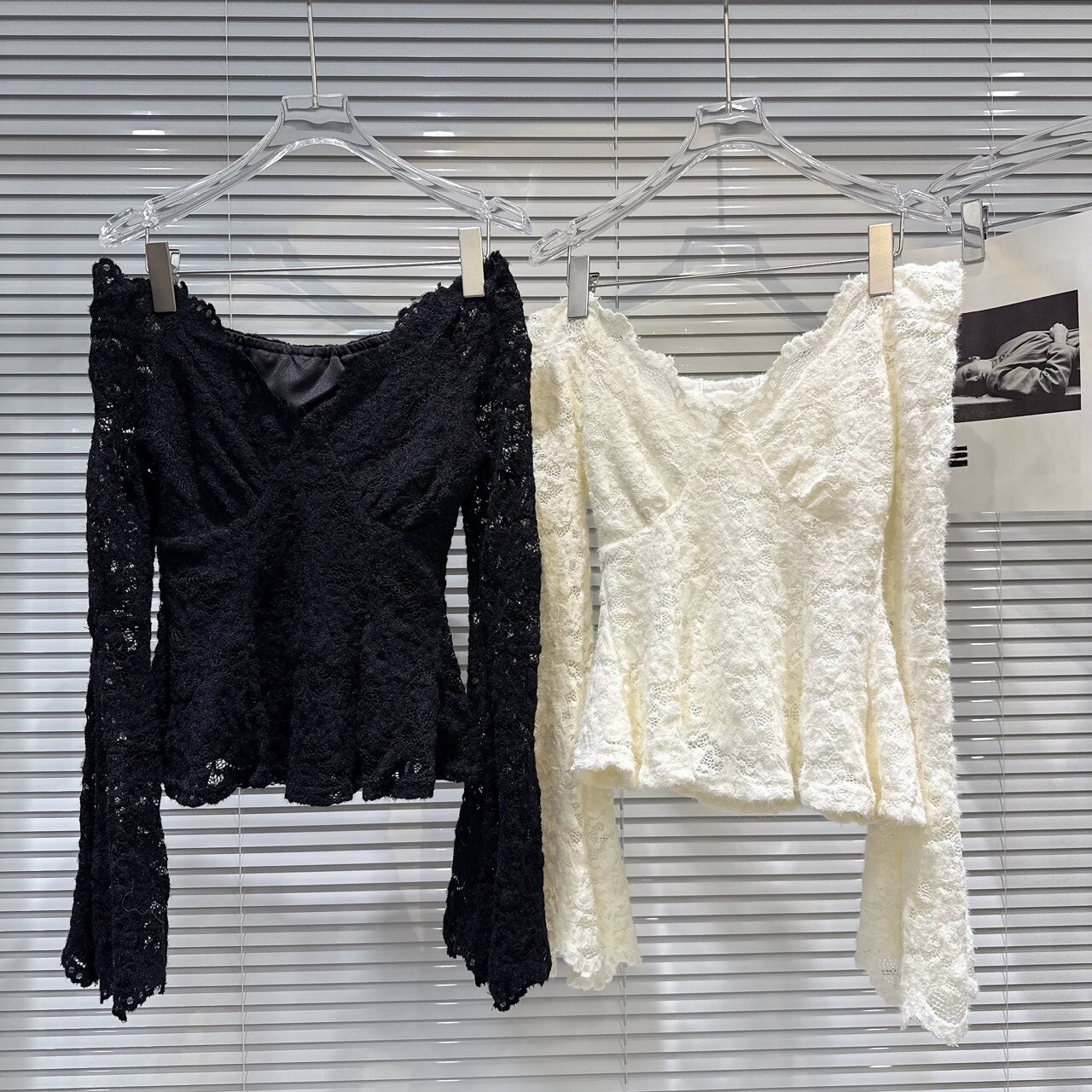 一字領毛呢絨蕾絲喇叭袖收腰上衣