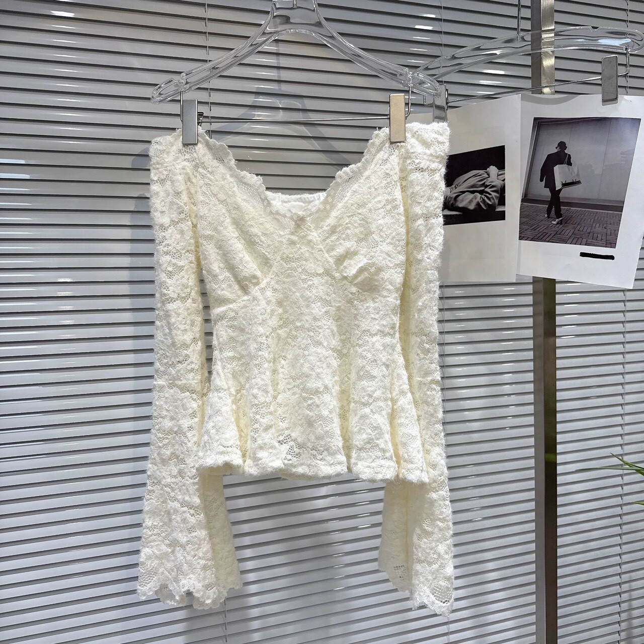 一字領毛呢絨蕾絲喇叭袖收腰上衣
